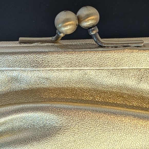Vintage Hobo International Kisslock Clutch In Gold Pre-owned Good Condition - Picture 6 of 6